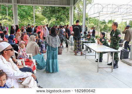 Yala Thailand December 27 2016 Soldier Physician Undertake Service Treat Villager Southern In Thailand.