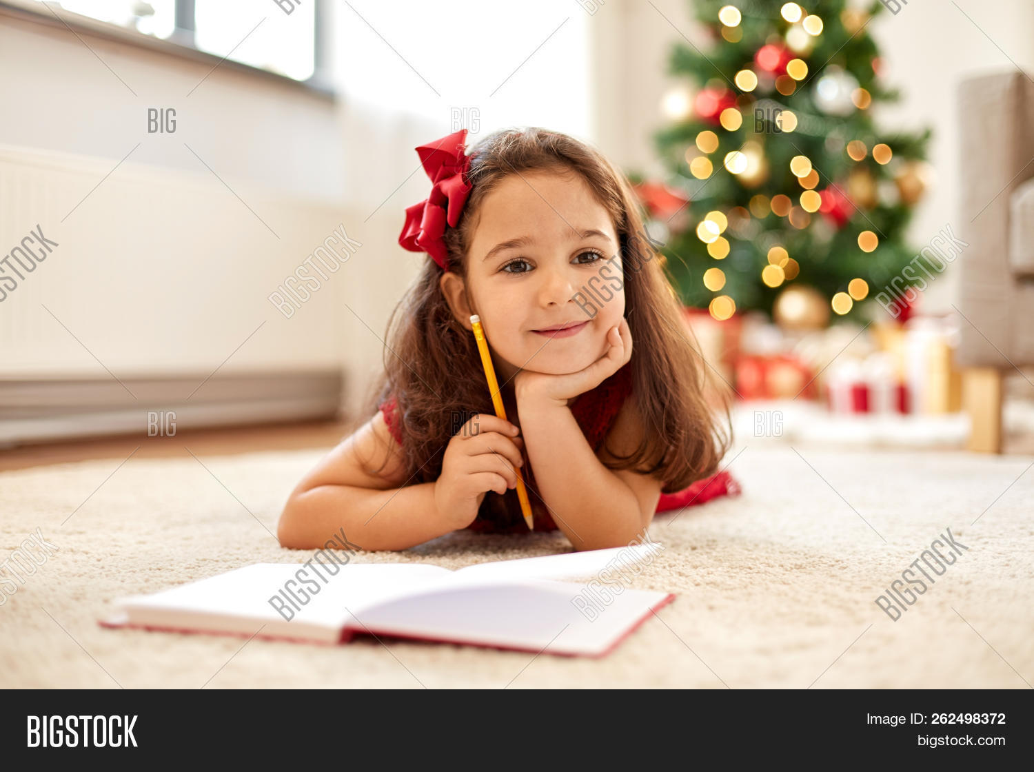 Девушка пишет письмо перед новым годом. Девочка пишет список подарков. Girl writing a Wishes. Girl write Christmas Wish PNG