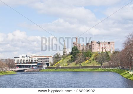 Prohlédni podél řeky Ness směrem hrad Inverness