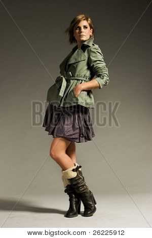 หนุ่มและสาวบลอนดีแฟชั่นบนพื้นหลังสีเทา