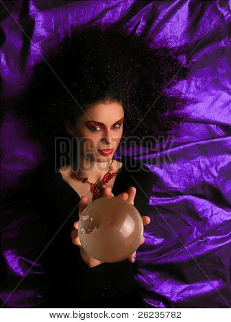 Dame mit Make-up und Crystal ball