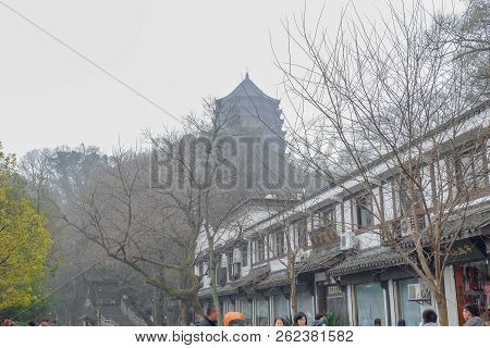 Hangzhou/china - January 26 2015: Unidentified Chinese People Walk In The Walkway Beside The Xihu La