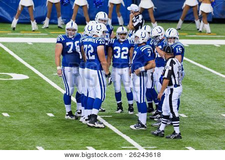 INDIANAPOLIS, IN - SEPT 2: Indianapolis Colt stimle sammen under fodboldkamp mellem Indianapolis Colts 