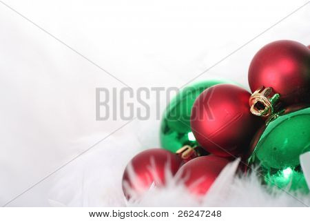 rote und grüne Weihnachtsornamente auf weichen billowy Federn