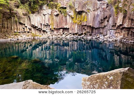 lampi kuuluisa Cheonjiyeon Falls saarella Jeju Island, Etelä-Korea
