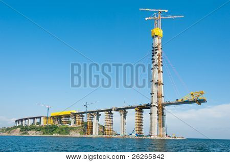 Bau der großen abgespannter Brücke in der russischen Wladiwostok über den östlichen Bosporus Meerenge, die