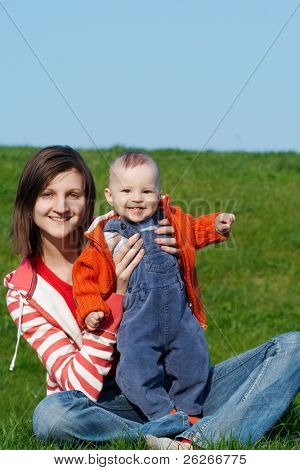 草の上に座っての息子と母
