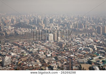 烟雾在智利圣地亚哥，视图从雷山圣克里斯托瓦