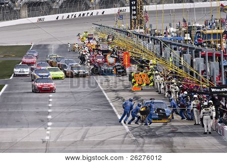 HAMPTON, GA - MAR 7: Kurt Busch fa un rapido pit-stop durante l'esecuzione di Kobalt Tools 500 a