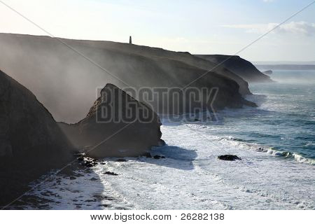 หมอกทะเลตามชายฝั่งระหว่าง Porthtowan และ Portreath, UK คอร์นวอลล์