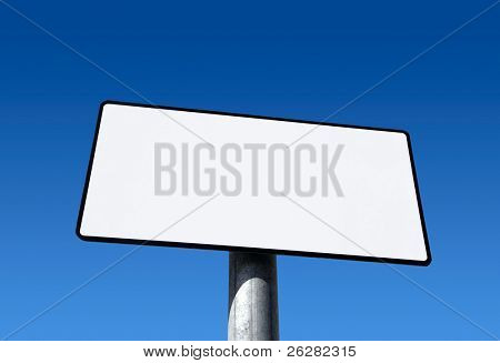 blauer Himmel und ein leeren weißen Zeichen für Text bereit.