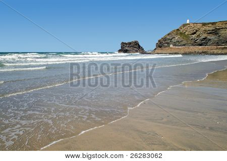 แอตแลนติกคลื่นบนชายหาด Portreath ในคอร์นวอลประเทศอังกฤษ