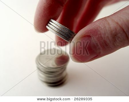 사람이 돈을 쌓아