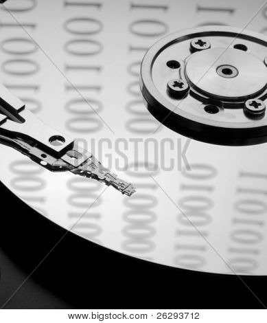 Interní harddisk s odrazy binárního kódu