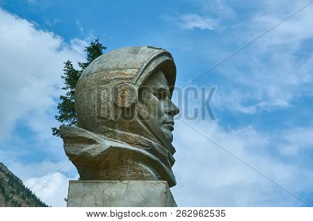 Barskoon Gorge, Stone Gagarin