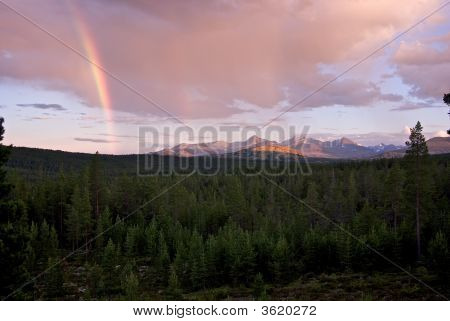 Arco iris encima de Rondane matinal (Noruega)