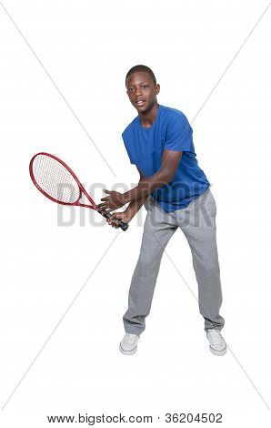 Adolescente negro jugando tenis