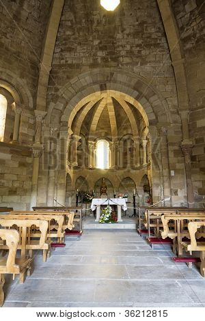 Innenraum der Kirche der Heiligen Maria von Eunat