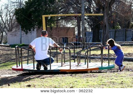 Ragazza spingendo papà parco giochi