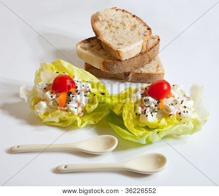 Brot und frischem Salat