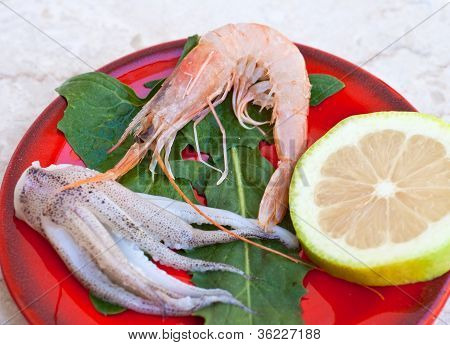 กุ้ง ปลาหมึก และมะนาว