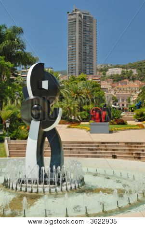 Parque con fuentes y esculturas modernas en Monte Karlo