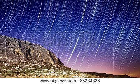 Senderos de estrellas sobre acantilados Lapsi