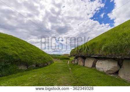 Knowth Neolithic Passage Mound Tombs In Boyne Valley, Ireland