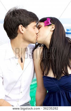 สาวดอกไม้ผมจูบรักแฟนของเธอ