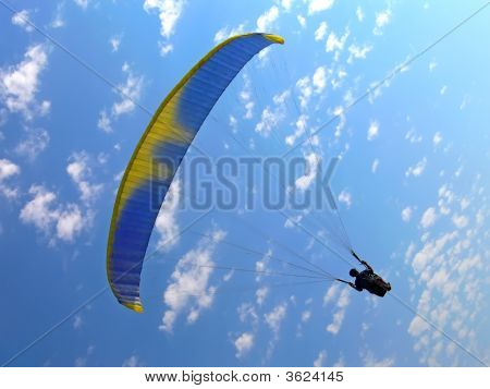 Paraglide mavi gökyüzü üzerinde