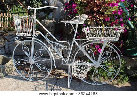 hÃ¼bsche weiÃŸe Bike und KÃ¶rbe
