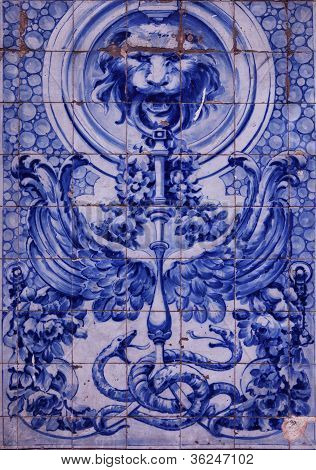Azulejos antiguos en la casa en Lisboa