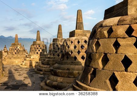 Riga di Stupa tempio di Borobudur In Indonesia