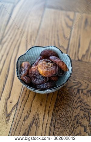 Turkish Sun Dried Apricots Dark Color / Healthy Organic Traditional Dry Fruit Snacks Gun Kurusu.
