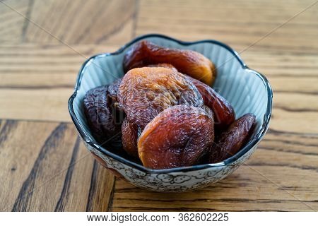 Turkish Sun Dried Apricots Dark Color / Healthy Organic Traditional Dry Fruit Snacks Gun Kurusu.