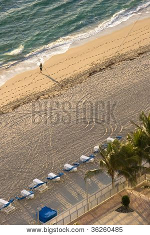 Fille marche seul sur plage