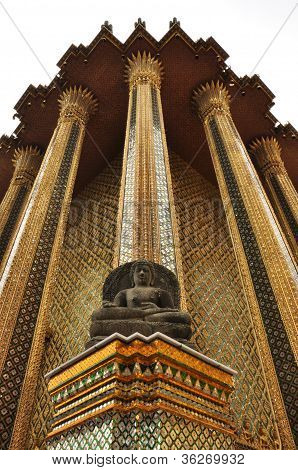 Budda i świątynia