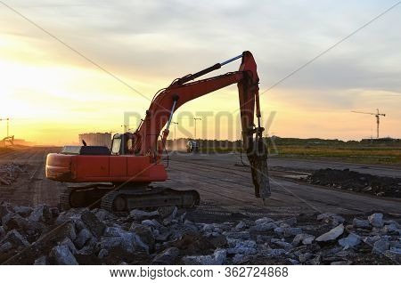 Hydraulic Breaker Hammer For The Destruction Of Concrete And Hard Rock At The Construction Site. Exc