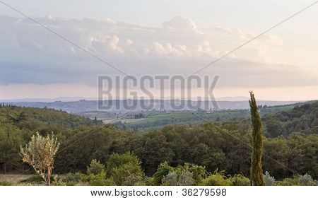 Wieczorem krajobrazy w pobliżu San Regolo w Chianti