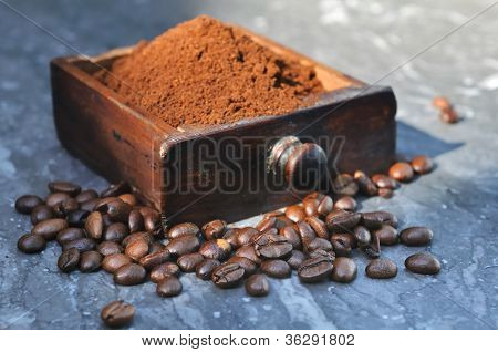 เมล็ดกาแฟและกาแฟคั่วบด