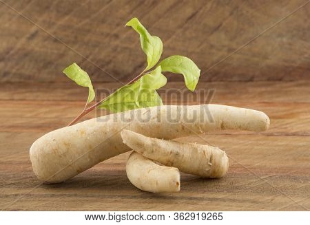 Arracacha - Arracacha - Arracacia Xanthorrhiza. Wood Background