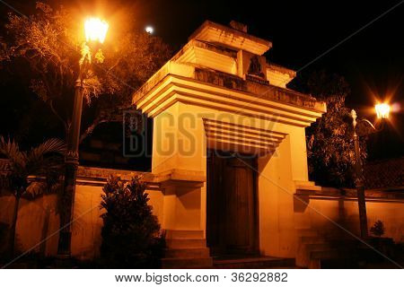 tombes dans la nuit en Kotagede