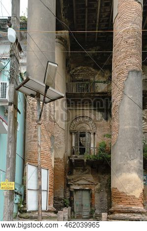 Howrah, West Bengal, India - 26th October 2020 : Vintage Pillars, Doors, Windows And Walls Of Old An