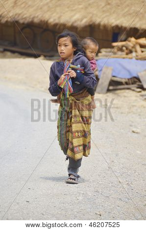 Porträt von nicht identifizierten Arme laotische Hmong-Kinder