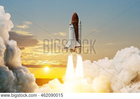 Spaceship Lift Off. Space Shuttle With Smoke And Blast Takes Off Into Space On A Background Of Sunse