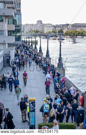 London, Uk - September 14, 2022: A Large Queue Of People Along The South Bank Of The River Thames To