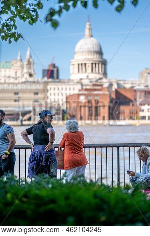 London, Uk - September 14, 2022: People Queuing Along The South Bank Of The River Thames With St Pau
