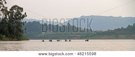Gruppo di piroga canoe Paddle via