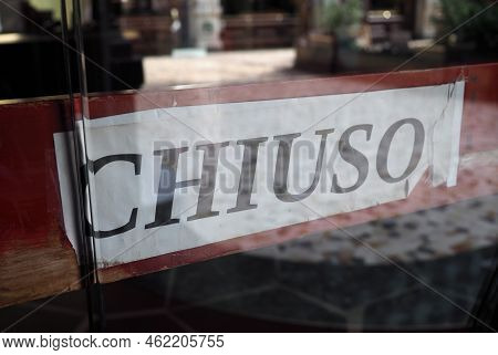 Chiuso Translation Closed Sign In A Store Shop Window