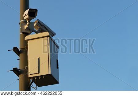 Multi-angle Cctv On Pillar 360 Degree System Background Blast Cipping Path.